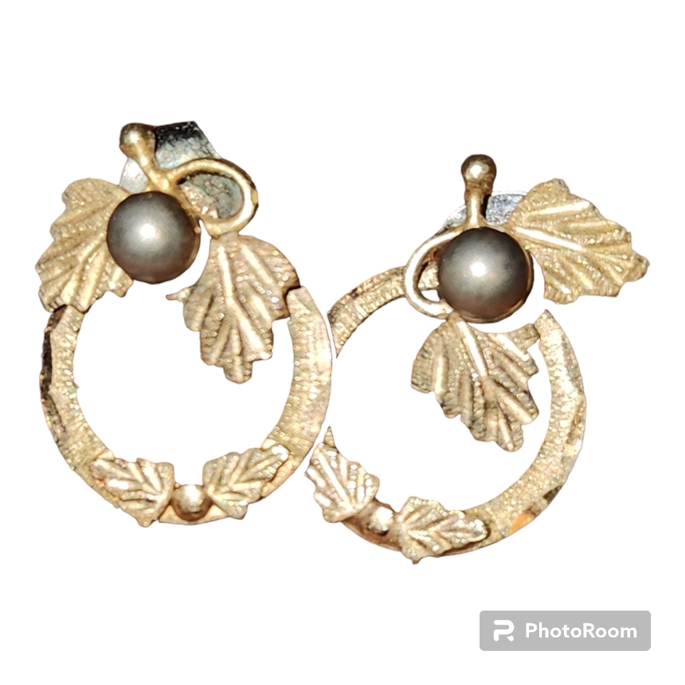 VINTAGE RGC 10K YELLOW & ROSE GOLD  LEAF PATTERN SMALL HOOP  EARRINGS.